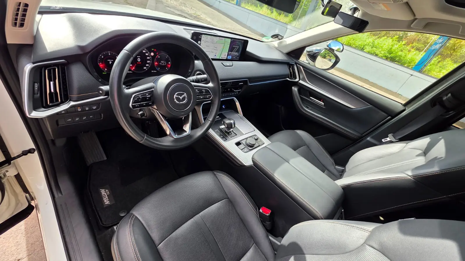 Blick auf Lenkrad und Mittelkonsole im Mazda CX-60 der Timo Fahrschule