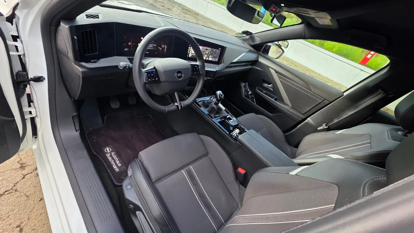 Cockpit des Opel Astra mit Schaltknüppel für die Fahrausbildung mit Handschaltung